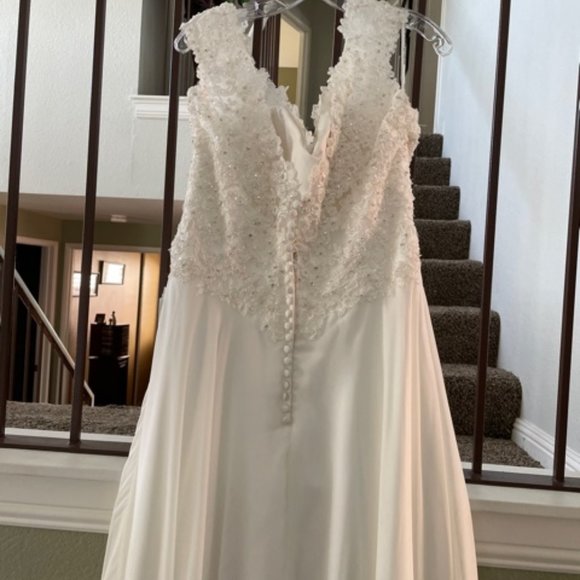 Beautiful Mori Lee Ivory Wedding Dress - Picture 13 of 14